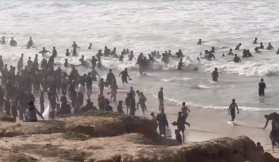 İsrail’in zorla aç bıraktığı Gazzeliler, havadan indirilen yardımlar için sahile akın etti