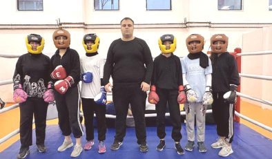 Siirtli boks antrenörü okullarda yeni yeteneklerin izini sürüyor
