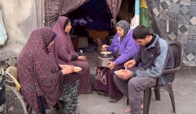 Açlığın hüküm sürdüğü Gazze’deki Filistinli aile iftar için yemek bulmanın sevincini yaşıyor