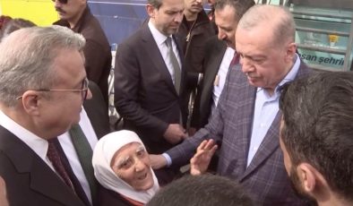 Cumhurbaşkanı Erdoğan, Diyarbakır’da yaşlı teyze ile sohbet etti