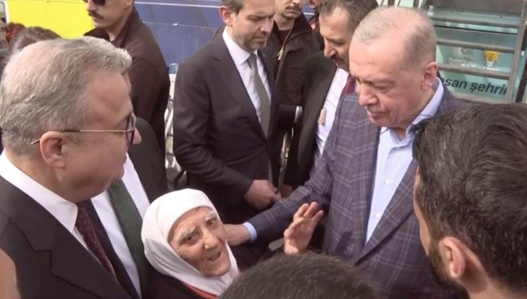 Cumhurbaşkanı Erdoğan, Diyarbakır’da yaşlı teyze ile sohbet etti