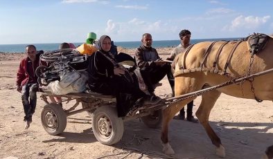 Filistinli anne ve 4 engelli çocuğu at arabasıyla güneye geçmeye çalışıyor