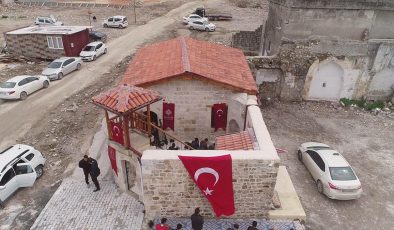 Hatay’da depremlerde hasar alan ve restorasyonu tamamlanan mescit ibadete açıldı