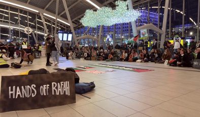Hollanda’da 16 tren istasyonunda Filistin’e destek için oturma eylemi yapıldı
