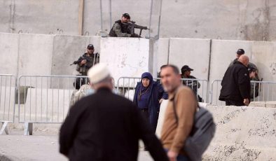 İsrail, Batı Şeria’daki Filistinlilerin Mescid-i Aksa’da namaz kılmak için Kudüs’e geçişini engelledi