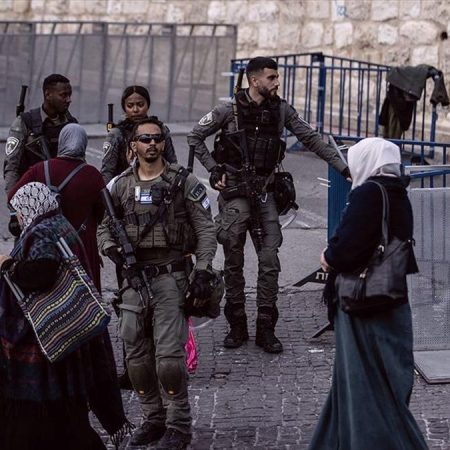 İsrail cuma namazında Filistinlilerin Mescid-i Aksa’ya girişini engelledi