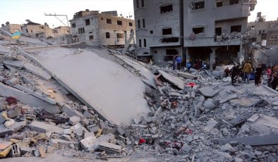 İsrail, Gazze Şeridi’nde bir evi hedef alarak 36 Filistinliyi öldürdü
