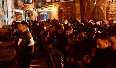 İsrail polisi, yüzlerce Filistinlinin Mescid-i Aksa’ya girişini engelledi