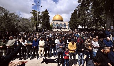 israilin kısıtlamalarına rağmen 120 bin Filistinli ramazan ayının ikinci cuma namazını Mescid-i Aksa’da kıldı