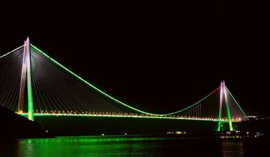 İstanbul’da köprüler Pakistan Milli Günü için ışıklandırıldı