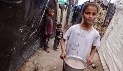 Kıtlığın pençesindeki Gazze’de birçok aile “yemeksiz sofralarda” iftarını açıyor