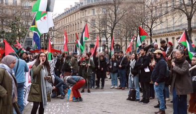 Paris’te öğrenciler Filistin halkıyla dayanışma gösterisi düzenledi
