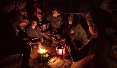 Refah’taki Filistinliler savaşın karanlığını ramazan fenerleriyle aydınlatıyor
