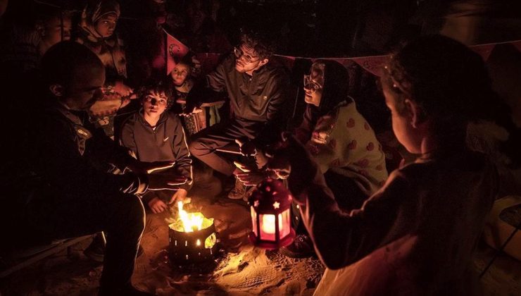 Refah’taki Filistinliler savaşın karanlığını ramazan fenerleriyle aydınlatıyor
