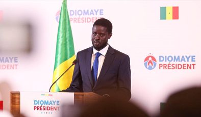 Seçime 10 gün kala hapisten çıktı, Senegal’in en genç cumhurbaşkanı oldu