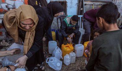 Su kuyrukları, Refah’ta çadırlarda yaşayan Filistinlilerin günlük rutini haline geldi