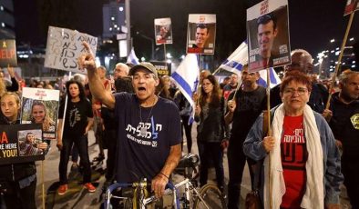 Tel Aviv’de toplanan binlerce İsrailli, Netanyahu’ya istifa çağrılarını yineledi