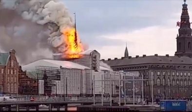 Danimarka’da 17. yüzyıldan kalma tarihi borsa binasında yangın çıktı