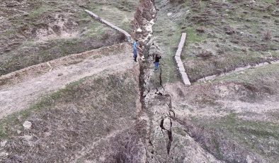 Elazığ merkezli depremin etkisi, Bingöl’de su kanalında kayma ve yarıklara neden olmuş