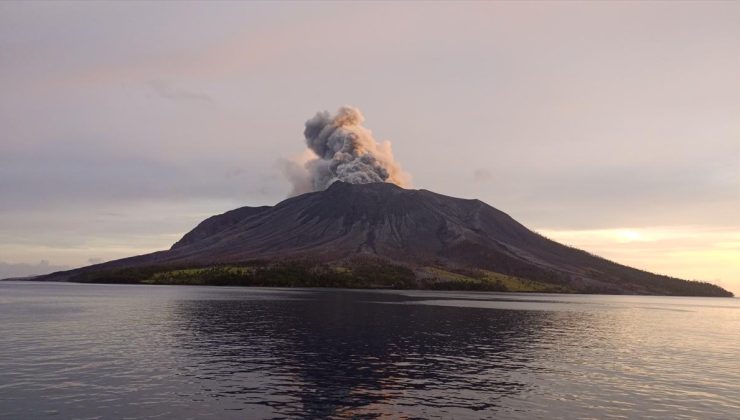 Endonezya’daki yanardağ patlaması nedeniyle Manado’daki havalimanı geçici kapatıldı