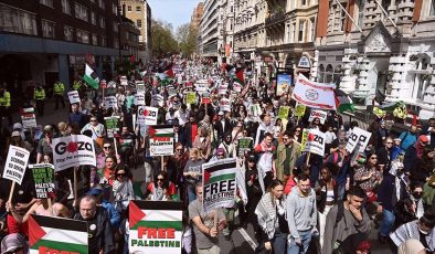 İngiltere’nin İsrail’e silah satışını protesto eden on binlerce kişi Londra’da yürüdü