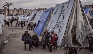 İsrail, kara saldırısı öncesinde Refah’a sığınanları çıkarmak için 40 bin çadır satın alıyor