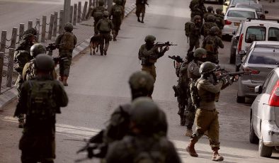 İsrail ordusu, Batı Şeria’da Filistinlilerin evlerine baskın düzenledi