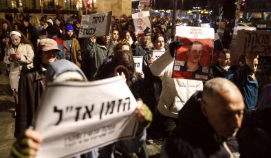 İsrailli esirlerin yakınları Netanyahu’nun konutu önünde protesto gösterisi düzenledi
