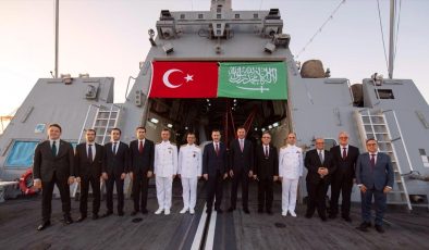 Japonya seyri için Türkiye’den yola çıkan TCG Kınalıada, Cidde limanını ziyaret etti