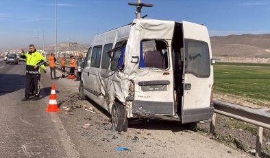 Kayseri’de kamyon ve iki işçi servisinin karıştığı trafik kazasında 10 işçi yaralandı
