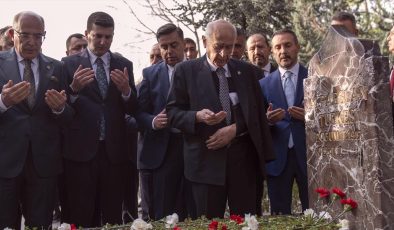 MHP Genel Başkanı Bahçeli, Alparslan Türkeş’in kabrini ziyaret etti