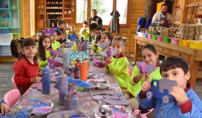 Trabzon’da öğrenciler ahşap atölyesinde oyuncak üretiyor