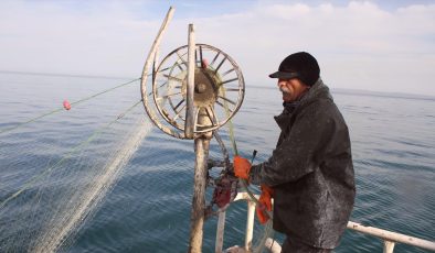 Van’daki balıkçılar av yasağı öncesi sezondaki son ağlarını göle bırakıyor