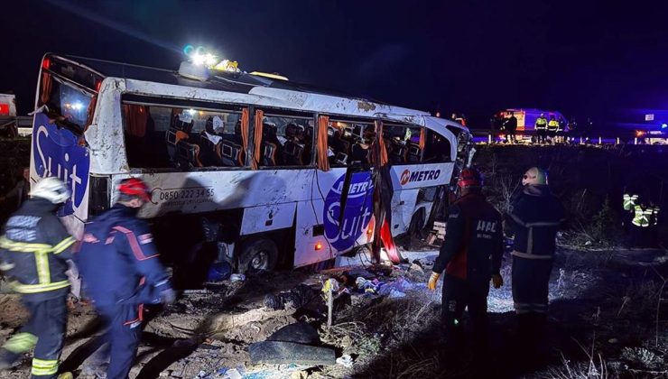 Aksaray’da yolcu otobüsünün devrilmesi sonucu 2 kişi öldü, 34 kişi yaralandı