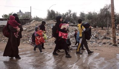 Filistin Kızılayı: İsrail’in muhtemel kara saldırısı sebebiyle binlerce kişi Refah’tan göç ediyor