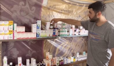Filistinli eczacı, hastalara şifa dağıtmak için Refah’ta “çadırdan” eczane açtı