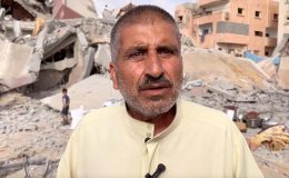 Filistinli şair, Refah’ta yıkılan evinin enkazına bakarak eski günlerin özlemini yaşıyor