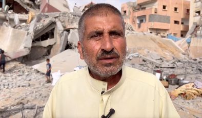 Filistinli şair, Refah’ta yıkılan evinin enkazına bakarak eski günlerin özlemini yaşıyor