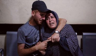 İsrail’in, Gazze’ye düzenlediği saldırılarda biri gazeteci çok sayıda kişi öldü