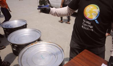 İsrail’in saldırdığı Dünya Merkez Mutfağı (WCK) Gazze’de yeniden yemek dağıtımına başladı