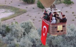Nevşehir’de Sıcak Hava Balonları Türk Bayraklarıyla Yükseldi